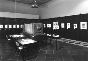 Dresden. Ausstellung "Im Licht Durchs Licht Zum Licht - Hermann Krone, Photograph (1827-1916)" im Albertinum, 14.06.1998-23.08.1998. Seitenkabinett mit Krones Atelier-Plattenkamera