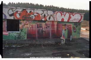 unleserlich | BRAZeR | NoCH NiCHT FeRTIG! | ALLeS NocHMA | WY | "WYcRUe! | BASE