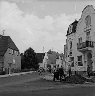 Sülzberg: links Einmündung Bergstraße: rechts Arbeiter beim Setzen eines Laternenpfahls: dahinter Park-Hotel: hinten links und Mitte Wohnhäuser