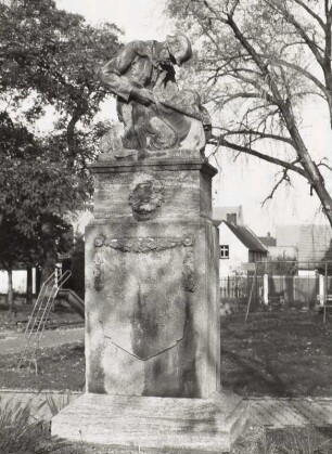 Denkmal für die Gefallenen des 1. Weltkrieges : Denkmal für die Gefallenen des 1. Weltkrieges. Kalkstein? (nach 1918). Pegau-Kitzen, Hauptstraße