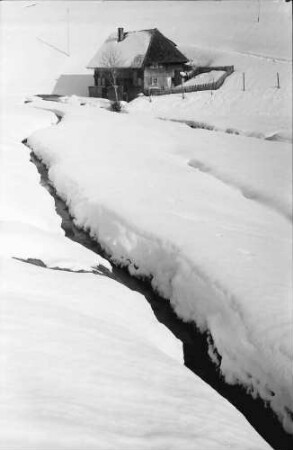 Waldau: Schwarzwaldhöfe und Bach im Schnee