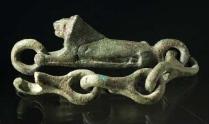 Archaischer liegender Löwe mit drei massiven Gliedern einer Kette