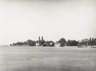 Friedrichshafen, Blick vom Bodensee auf die Stadt mit Schlosskirche von Osten