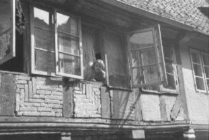 Flensburg: Oluf-Samson-Gang, Fenster mit Kind
