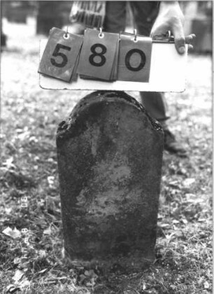 Grabstein 580 (Index: 99787981) Material: Sandstein Zustand: verwittert mit vollständigem Textverlust Maße HxBxT: 51x25x9 cm Besonderheit: Kindergrab: Grabstein 580