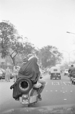 Straßenansicht mit Mopedfahrer, Neu-Delhi