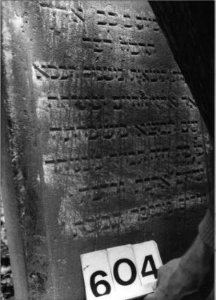 Grabstein 604 (Index: 99802872) Material: Sandstein Zustand: im Rundbogen verwittert/Textverlust Maße HxBxT: 150x55x12 cm Beschreibung: Sockel, Stele mit eingezogenem verdachten Rundbogen Besonderheit: längerer Text, Endreim: Grabstein 604 (Detailaufnahme 2)