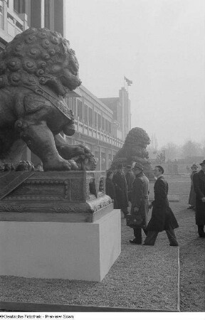 Außenansicht des chinesischen Ausstellungspavillons mit Löwenfiguren auf dem Ausstellungsgelände der Technischen Messe