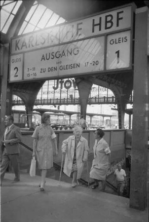Dienst der Bahnhofsmission auf dem Karlsruher Hauptbahnhof