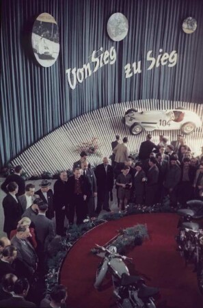 Blick in eine Messelhalle mit Fahrzeugen auf der Mustermesse in Leipzig (1954)