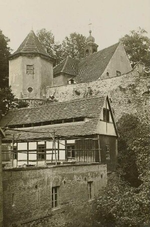 Schloss Mutzschen : Mutzschen (Kreis Grimma). Blick zum Eckturm des Schlosses von der Brücke