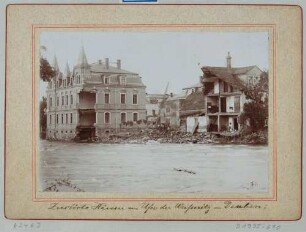 Vom Hochwasser am 30./31. Juli 1897 zerstörte Häuser am Weißeritzufer in Deuben (Freital), links der Neubau und rechts das ältere Haus des Fleischermeisters Strauß