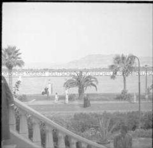Passanten auf einer Uferpromenade am Nil, Luxor, Ägypten
