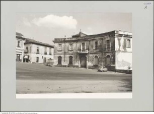 Zentralplatz (Via degli Antichi Platani)
