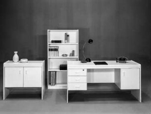 Schreibtisch & Phonoschrank & Regal : Leipzig. Leipziger Herbstmesse, 1986. Phohoschrank, Schreibtisch und Regal. Holz, weiß beschichtet (1986; VEB Märkische Möbelwerke Trebbin)