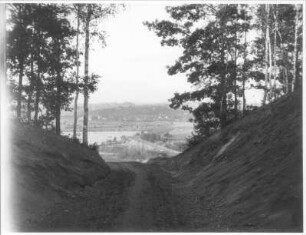 Tal der Lausitzer Neiße bei Hirschfelde. Blick von einem Waldweg auf dem Hochufer