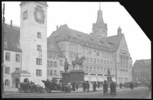 Chemnitz. Neues Rathaus - mit Kraftdroschken