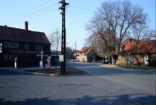 Straßenkreuzung im Oberdorf, platzartig erweitert; hinten altes Backhaus