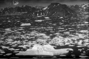 Kap Dan: Luftbilder, Eisschollen vor Grönland mit Bergen