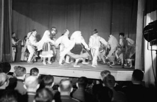 Bukarest: Aro Lichtspielhaus: Rumänische Folkloregruppe, mit Publikum vor Bühne