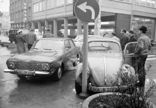 Verkehrsunfall zwischen zwei PKWs im Fußgängerbezirk der Karl-Friedrich-Straße zwischen Kaiserstraße und Zirkel.