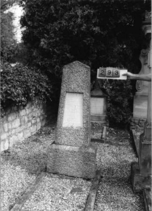Grabstein 293 (Index: 99797081) Material: Granit, weiße Marmorplatte Zustand: Platte gesprungen, sonst gut Maße HxBxT: 146x67x31 cm Beschreibung: konische Stele, Sockel, giebelartiger Abschluß, Schriftplatte: Grabstein 293