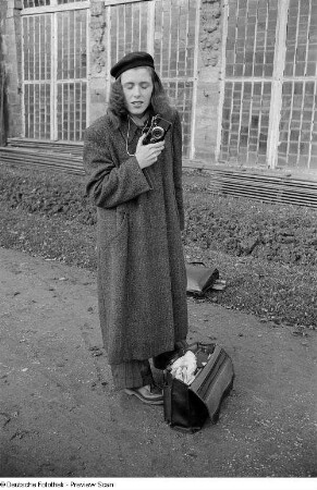 Renate Rössing mit Kamera vor der Gärtnerei der Orangerie des Schlosses Belvedere
