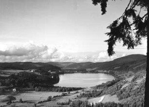 Schwarzwald. Titisee mit Hochfirst (1190 m). Blick aus dem Seebachtal nach Nordost