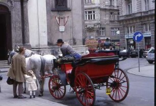 Wien - Fiaker Kutscherin am Standplatz : Kutscherin spricht mit einem Passanten. Aufgenommen 2001 in der Innenstadt von Wien