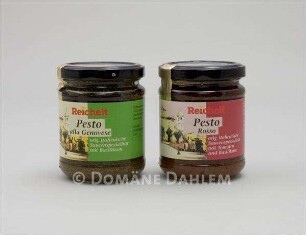 Zwei Gläser mit Pesto der Firma "Reichelt"