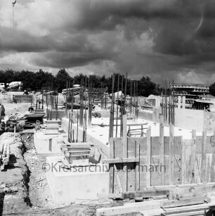 Bau: Blick über die Baustelle: im Vordergrund das Fundament des Kesselhauses