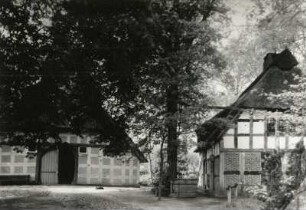 Ottersberg-Fischerhude. Niedersächsisches Hallenhaus (Tietjenhof, Heimatmuseum Irmintraut; 1764). Ansicht mit Nebengebäude