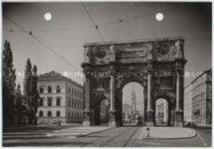 München, Siegestor mit Blick in die Ludwigstraße