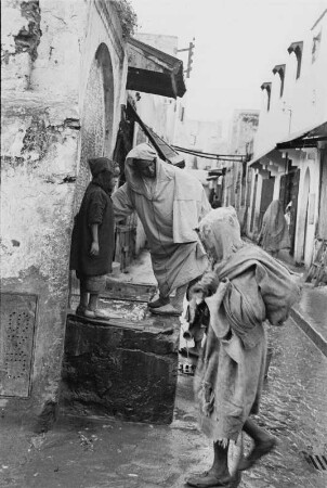 Reisefotos Algerien. Algier. Straße mit Passanten an einem Wandbrunnen in der Altstadt