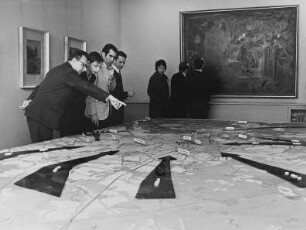 Museum der bedingungslosen Kapitulation des faschistischen Deutschland im Großen Vaterländischen Krieg 1941-1945. Ausstellungsraum mit einem Schemaplan Berlins, auf dem die verschiedenen Verteidigungsringe Berlins und die Stoßrichtungen der angreifenden sowjetischen Armeen bei der Eroberung der Stadt dargestellt werden