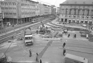Gleisverlegungsarbeiten in der Kaiserstraße beim Marktplatz im Zusammenhang mit Verlegung der Gleise von der Westseite auf die Ostseite des Marktplatzes