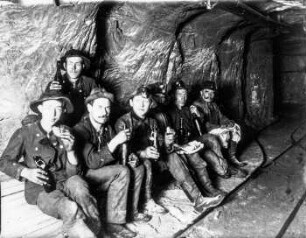 Salzbergwerk : Staßfurt, Salzbergwerk, Bergleute bei der Frühstückspause in einer Strecke
