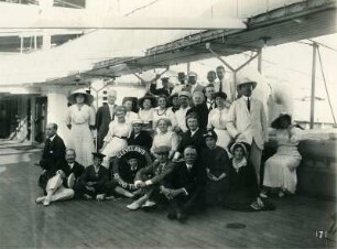 Gruppenbild an Deck des Hochseepassagierdampfers "Cleveland"