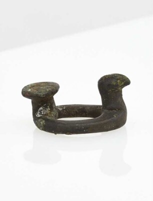 Ring mit stilisiertem Vogelkopf