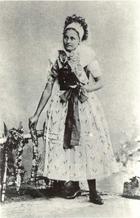 Brautjungfer aus der Parochie Vetschau : Kleidung - niedersorbische Tracht. Brautjungfer (družka) aus der Parochie Vetschau.