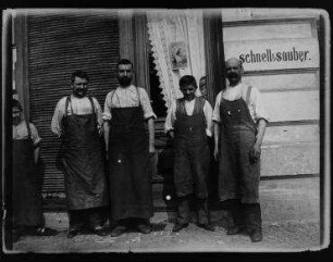 Ohne Titel (Schuster vor ihrer Werkstatt)