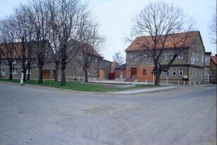 Dorfansicht mit Gemeindeschänke; Dorfplatz mit Grünanlage und Bäumen