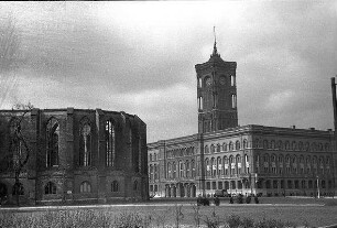 Berlin: Ostsektor; Rathaus; mit Ruine Nikolai Kirche