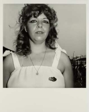 Portrait einer jungen Frau mit Herzbrosche