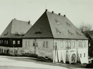 Altenberg (Erzgebirge), "Vereinigt Feld im Zwitterstock", Bergfaktorei (links) und Amtshaus am Breiten Markt
