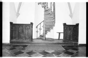 Kirchengestühl und Treppe