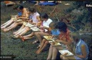 Urlauber auf Rügen beim Mittagessen