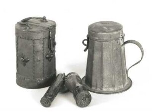 Zwei Sammelbüchsen und zwei Petschafte : Zwei Sammelbüchsen und zwei Petschafte. Metall. Kohren-Sahlis: Töpfermuseum