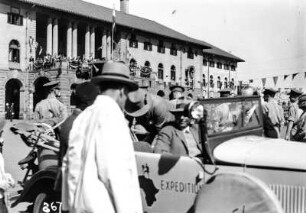Ankunft des Gouverneurs : Expeditionsmitglieder bei der Ankunft des Gouverneurs. Hans Schomburgk im Auto sitzend