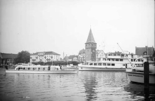 Lindau: Motorschiff im Hafen